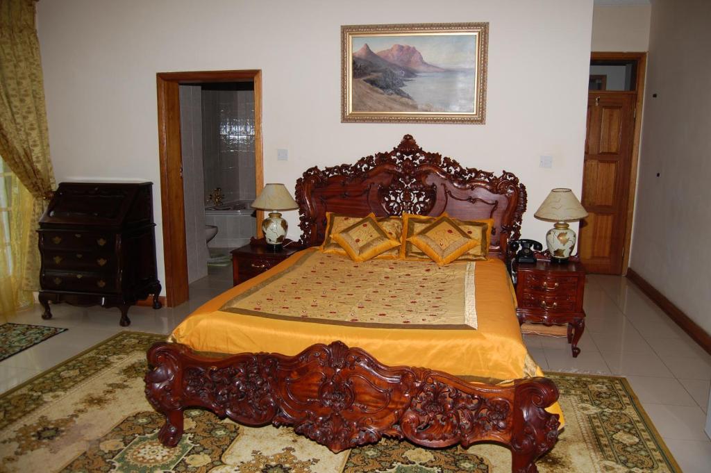 Postel nebo postele na pokoji v ubytování Falcon Crest Suites