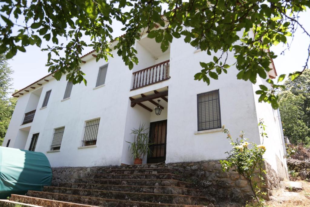 une maison blanche avec des escaliers en face de celle-ci dans l'établissement Villa Lucia, à Cabezabellosa