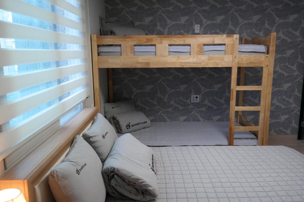 Postel nebo postele na pokoji v ubytování 24 Guesthouse Suncheon