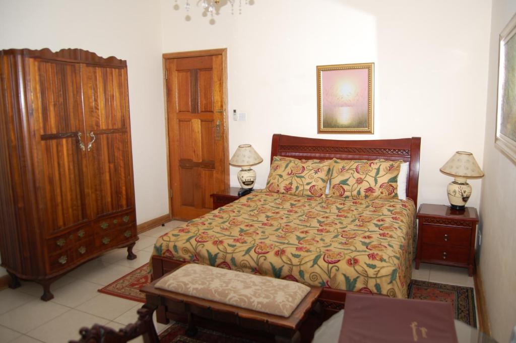 Postel nebo postele na pokoji v ubytování Falcon Crest Suites
