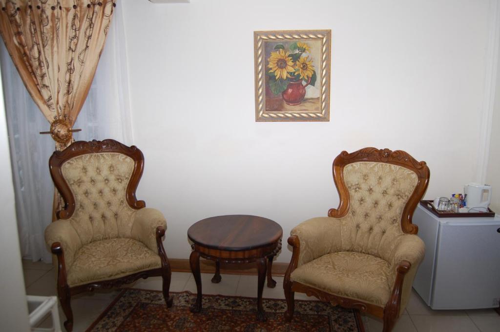 Posezení v ubytování Falcon Crest Suites