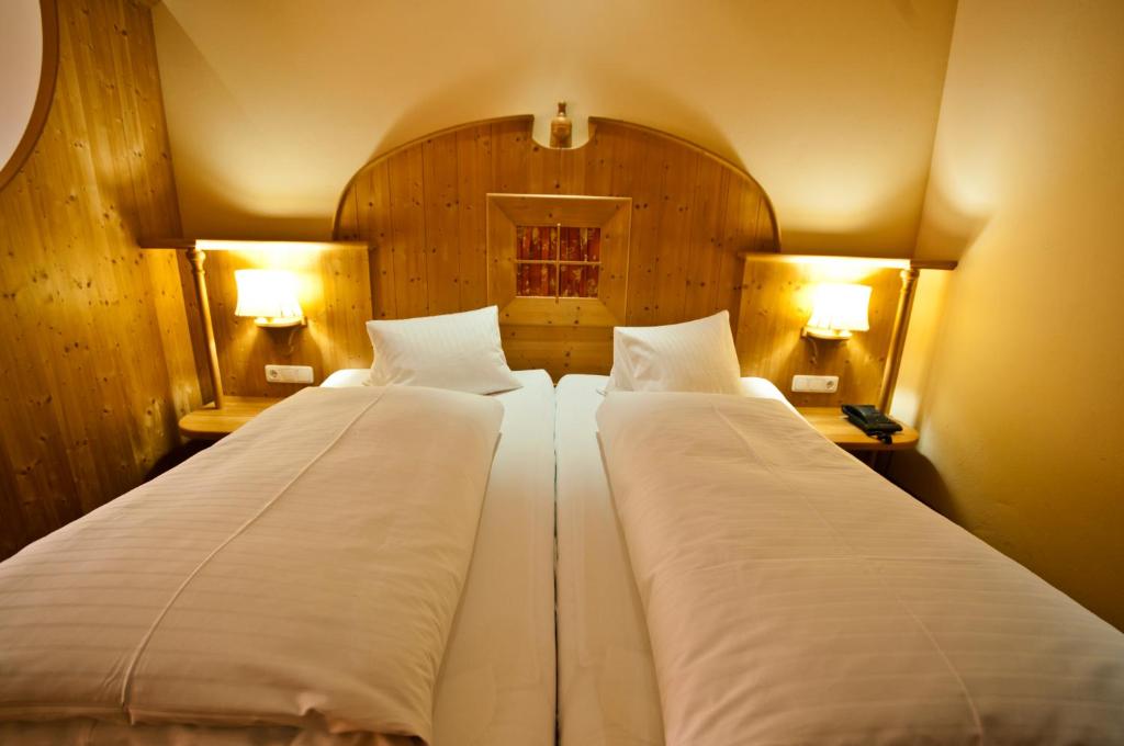 Postel nebo postele na pokoji v ubytování Alpin Panoramahotel Lärchenhof