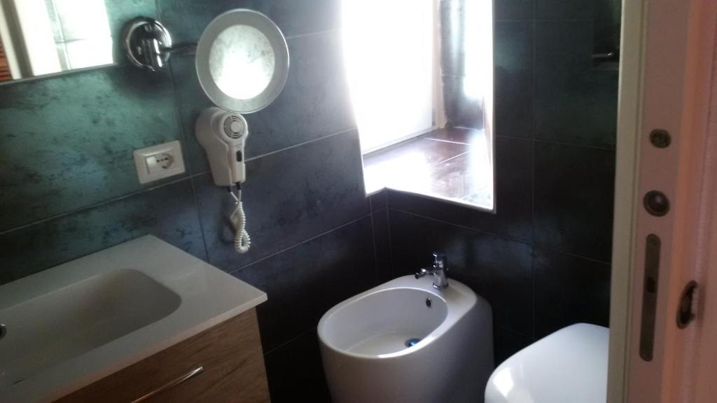 A bathroom at Suite White House
