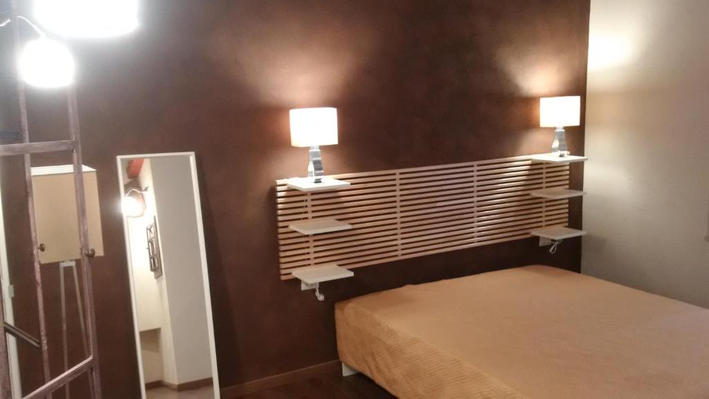 A bed or beds in a room at Suite White House