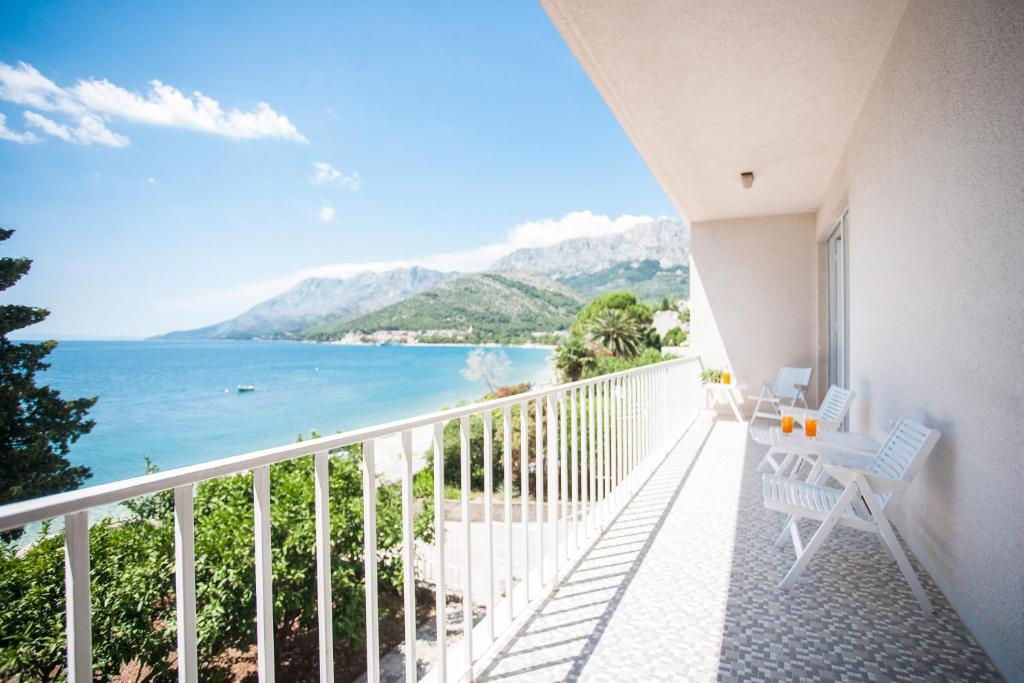 einen Balkon mit Meerblick in der Unterkunft Villa The Spot in Zaostrog