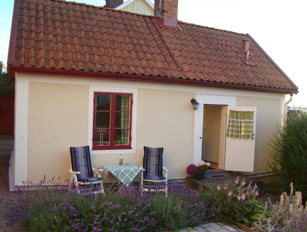 a small house with two chairs and a table at Bergsgatan 64 in Gränna