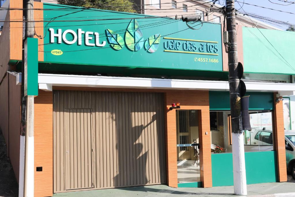 Hotel Vale das Artes في إمبو: علامة الفندق على واجهة المبنى