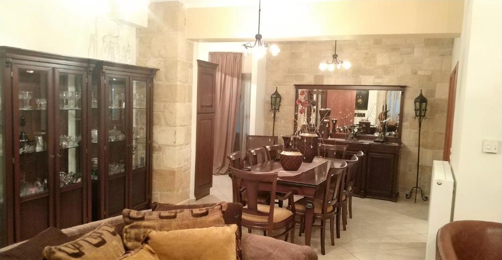 ein Esszimmer mit einem Tisch und Stühlen sowie eine Küche in der Unterkunft Rosmarino in Kissamos
