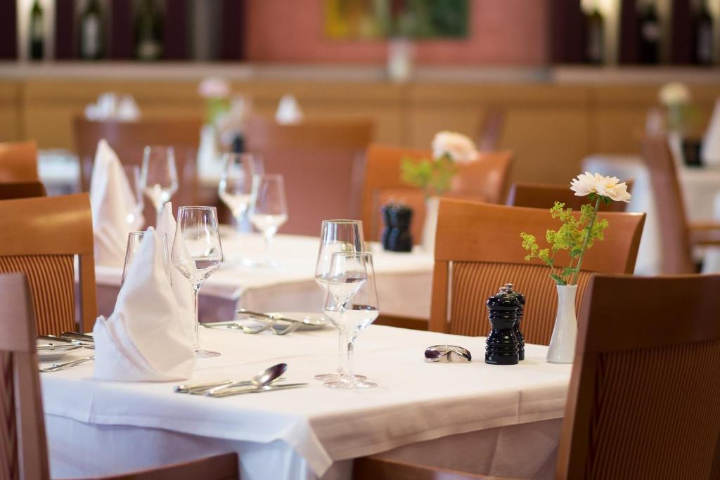 A restaurant or other place to eat at Weinlandhof