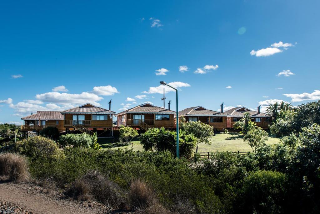 una fila di case in un campo con un lampione di Dibiki Holiday Resort a Hartenbos