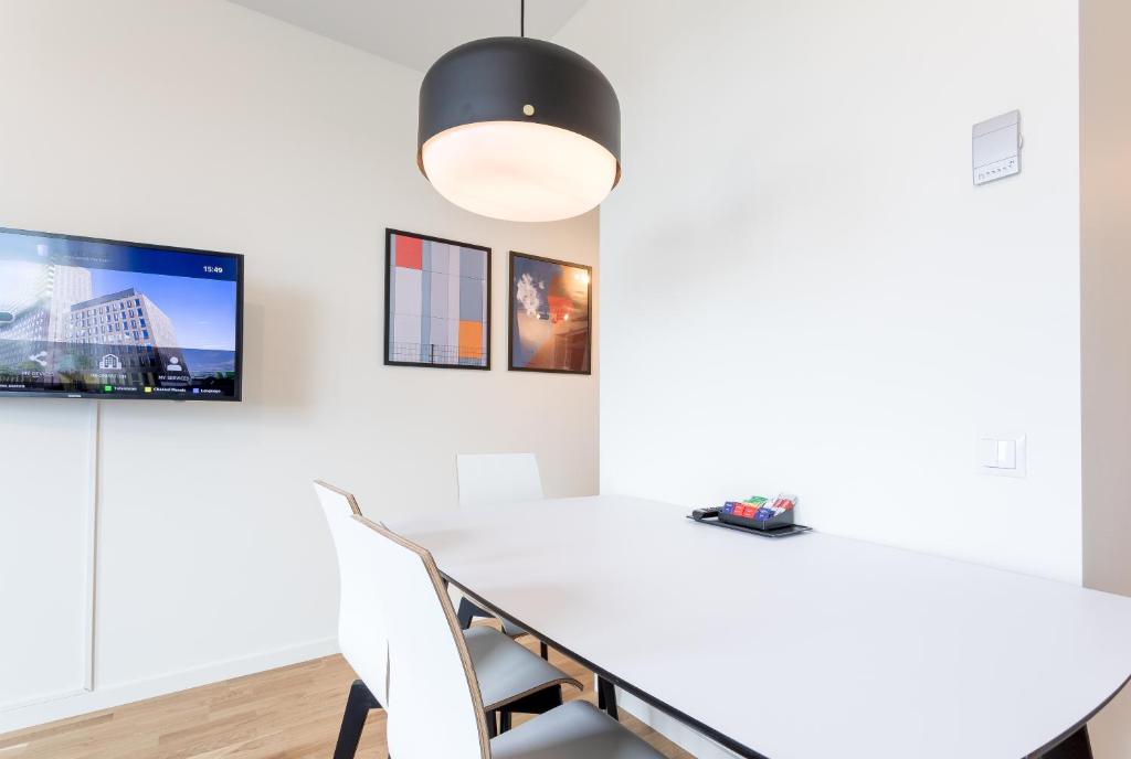 TV a/nebo společenská místnost v ubytování ApartDirect Älvsjö