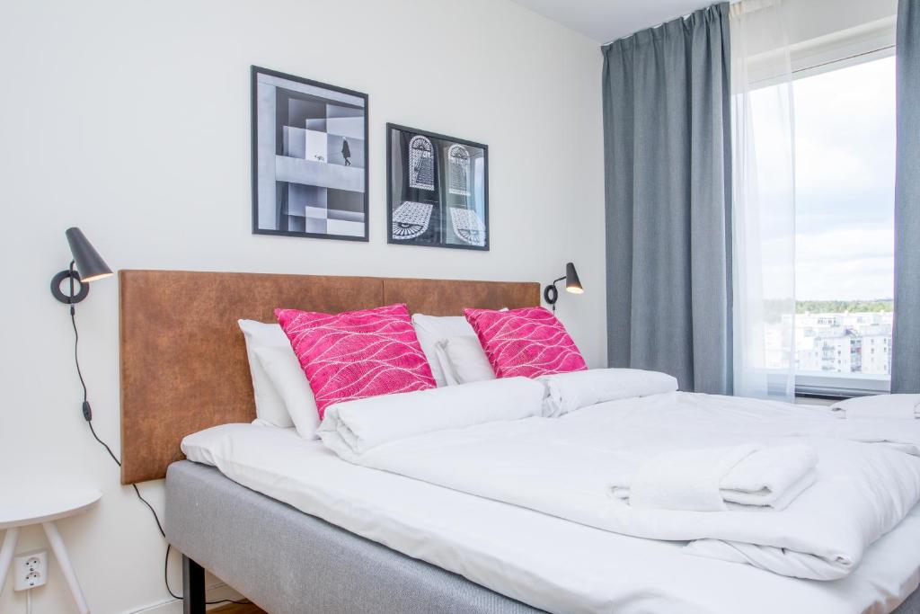 Postel nebo postele na pokoji v ubytování ApartDirect Älvsjö