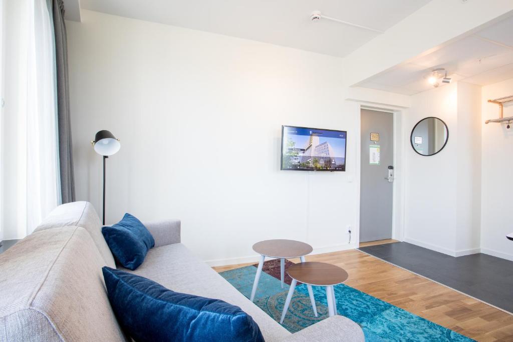 TV a/nebo společenská místnost v ubytování ApartDirect Älvsjö