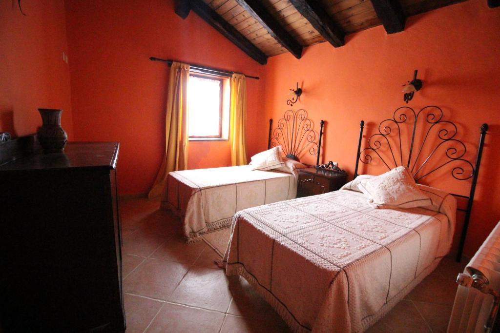 Tempat tidur dalam kamar di Posada de Bielva
