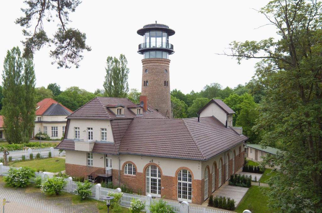 un phare se trouve au-dessus d'un bâtiment dans l'établissement Wasserwerk Bad Saarow, à Bad Saarow