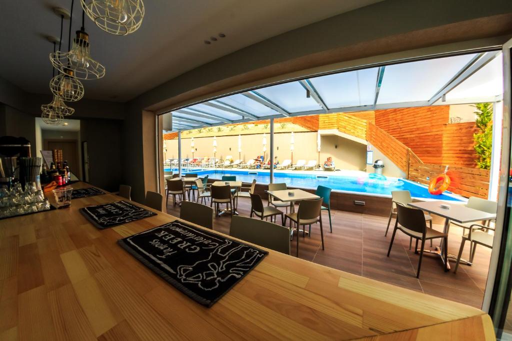 Bazén v ubytování Porto Planos Beach Hotel nebo v jeho okolí