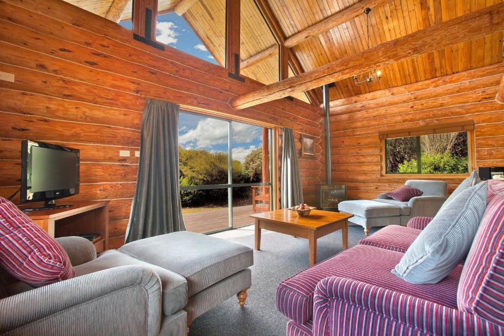 Телевизор и/или развлекательный центр в Fiordland Lodge