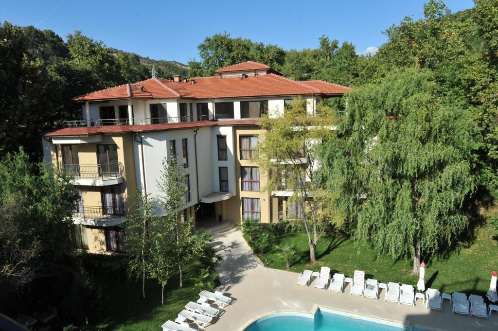a building with a swimming pool and a resort at Family Hotel Edia-Sandanski in Sandanski