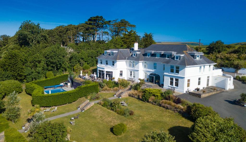 una vista aérea de una gran casa blanca en The St Enodoc Hotel en Wadebridge