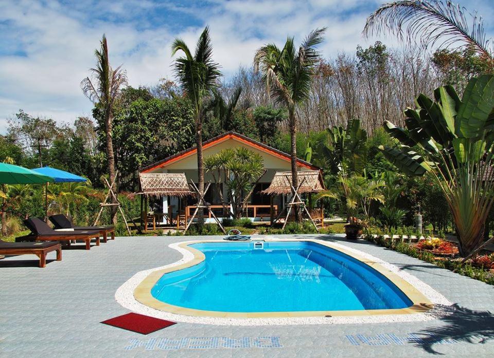 Bazén v ubytování Thai Break Resort nebo v jeho okolí