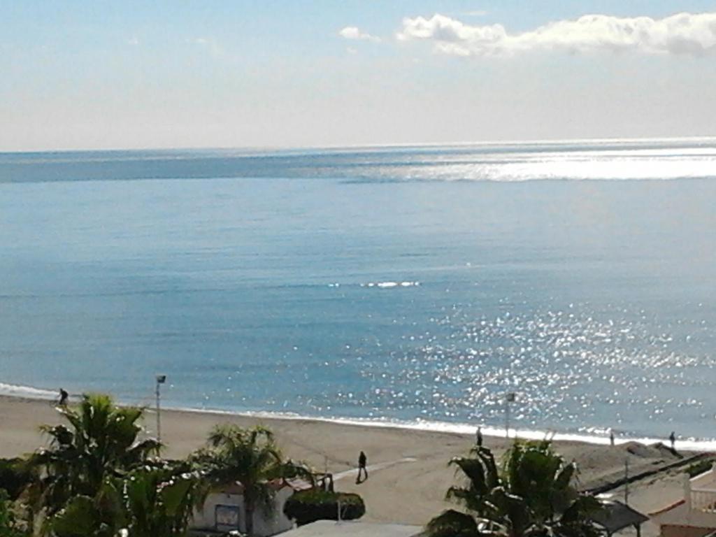 een uitzicht op het strand en de oceaan bij Mare Nostrum Beach Vistas al Mar Terraza Fibra Optica, , Aparcamiento in Málaga