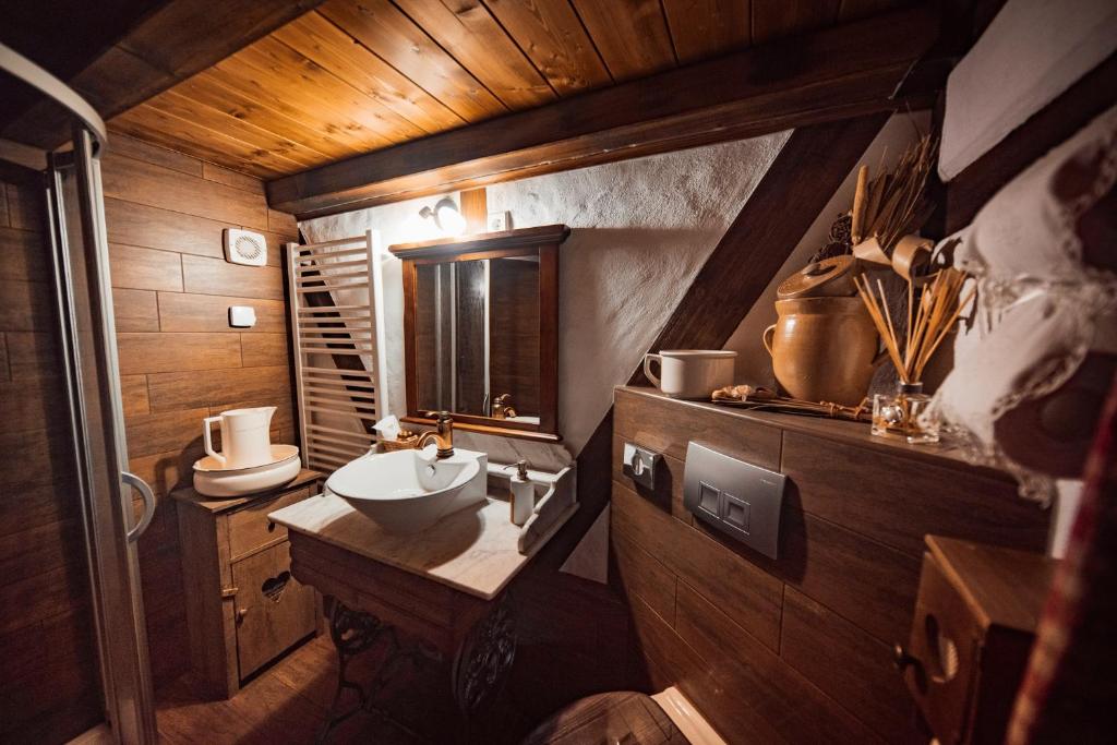 a small bathroom with a sink and a mirror at Apartment Altes Hinterhäusel in Freiberg