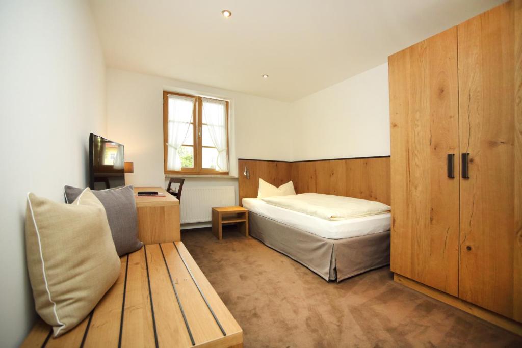 Un pat sau paturi într-o cameră la Landgasthof zum Muller
