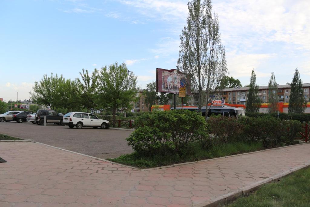 アンガルスクにあるGK Malyyの建物の前に車を停めた駐車場