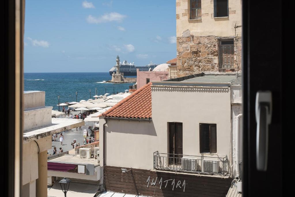 Vue sur une ville avec l'océan en arrière-plan dans l'établissement Nonnalena Boutique Hotel, à La Canée