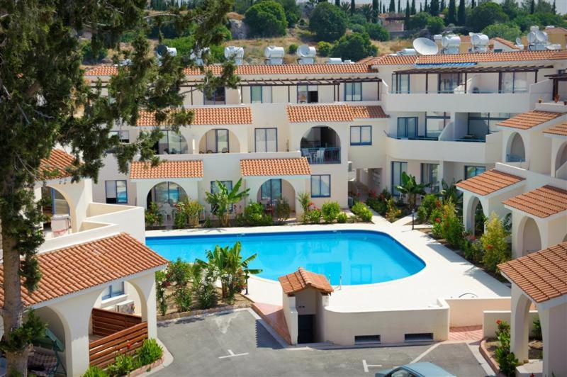 een luchtzicht op een gebouw met een zwembad bij Abitare cosy apartment in Paphos City