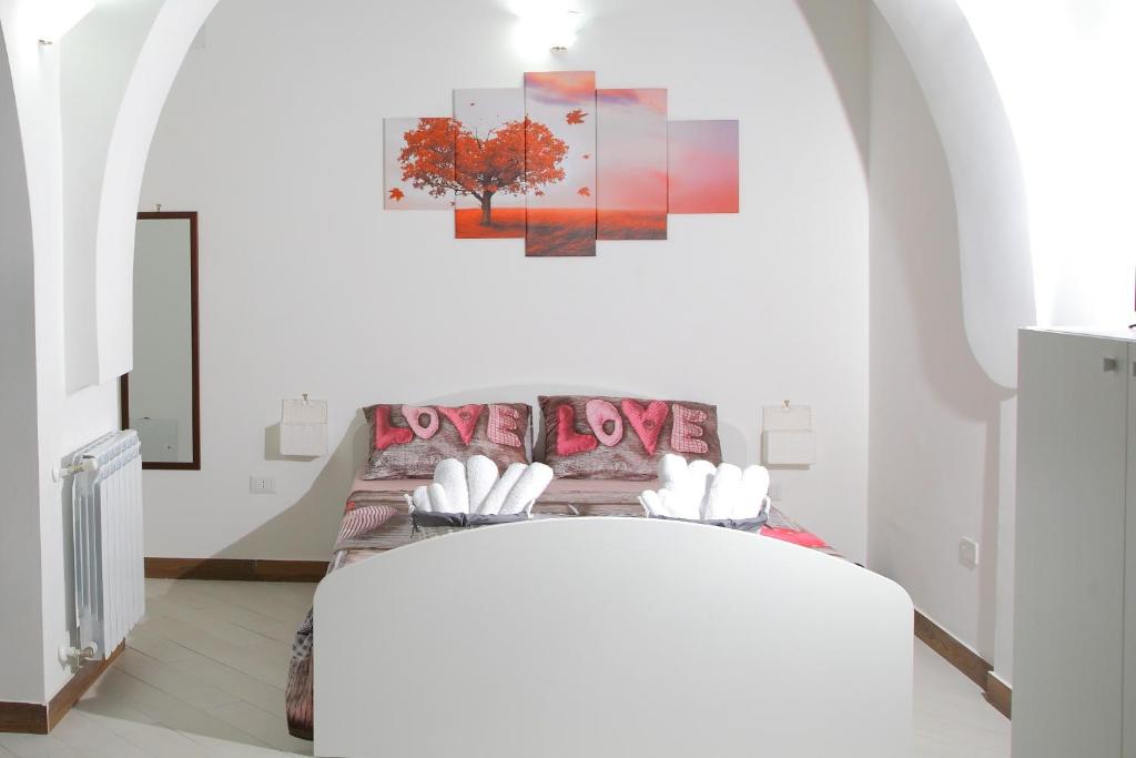 サレルノにあるSalerno Mare e Luciの愛の言葉を添えたソファのある部屋