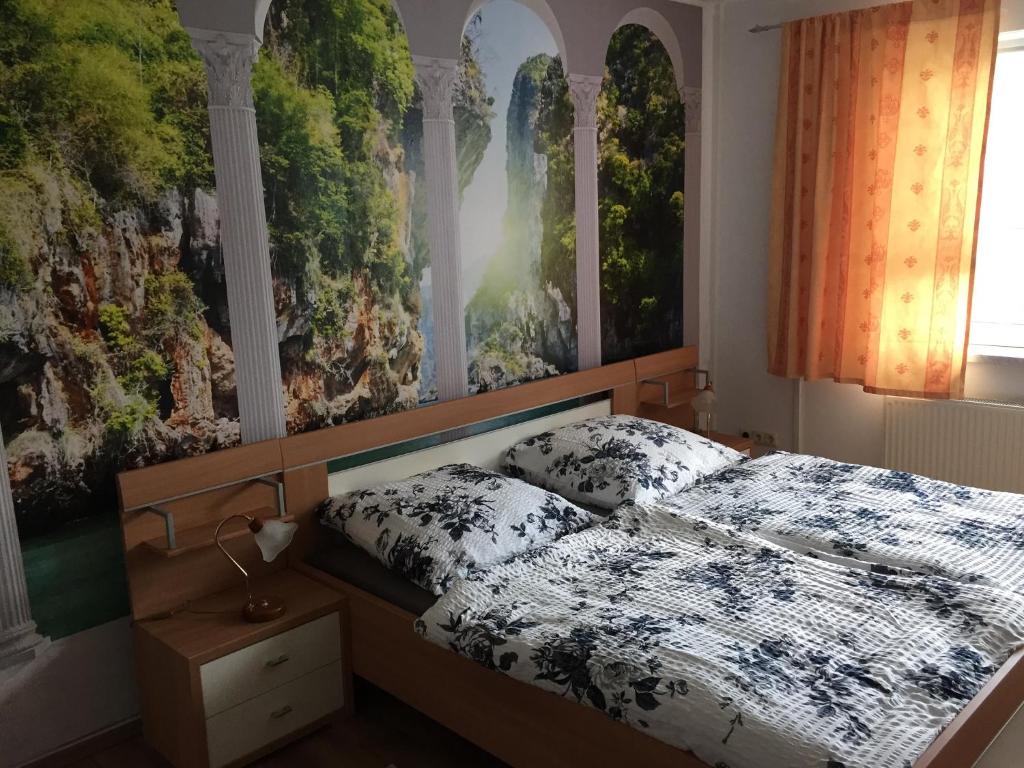 ein Schlafzimmer mit einem Bett mit zwei Kissen darauf in der Unterkunft Ferienwohnung Neustrelitz in Neustrelitz