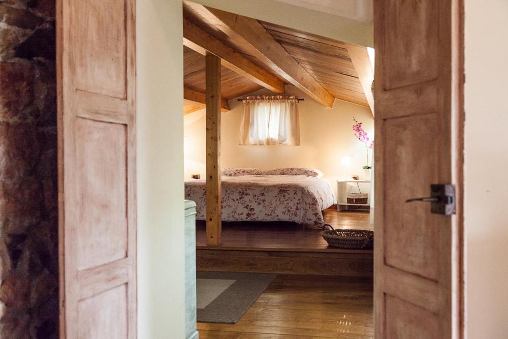 una puerta abierta a un dormitorio con cama en Podere Morucciola, en Arcola