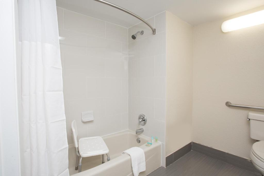 Days Inn & Suites by Wyndham Orlando Airport - King Room - Disability Access/Non-Smoking
