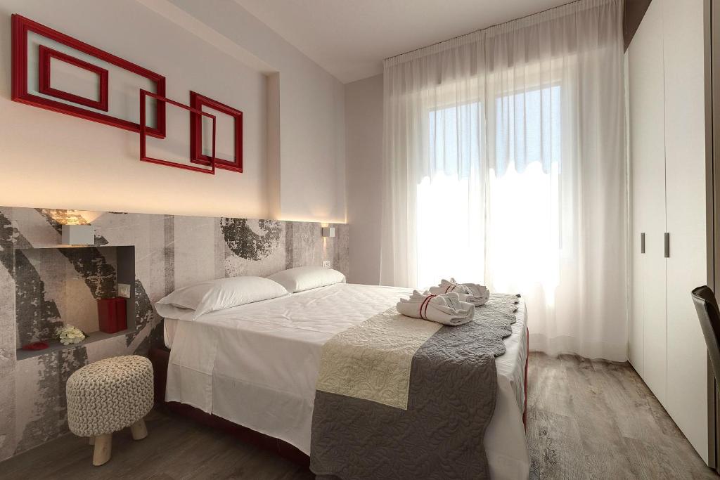 フィレンツェにあるMamo Florence - Dante & Virgilio Apartmentsのベッドルーム(白いベッド1台、窓付)