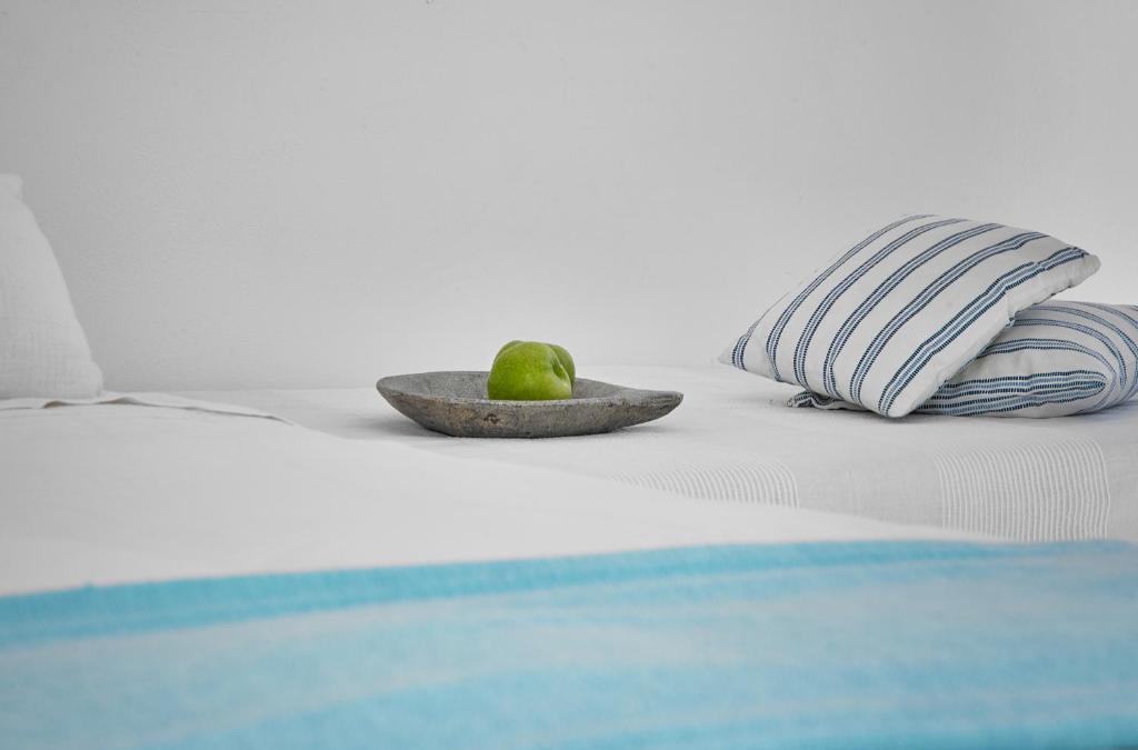 Postel nebo postele na pokoji v ubytování Finikia Memories Hotel