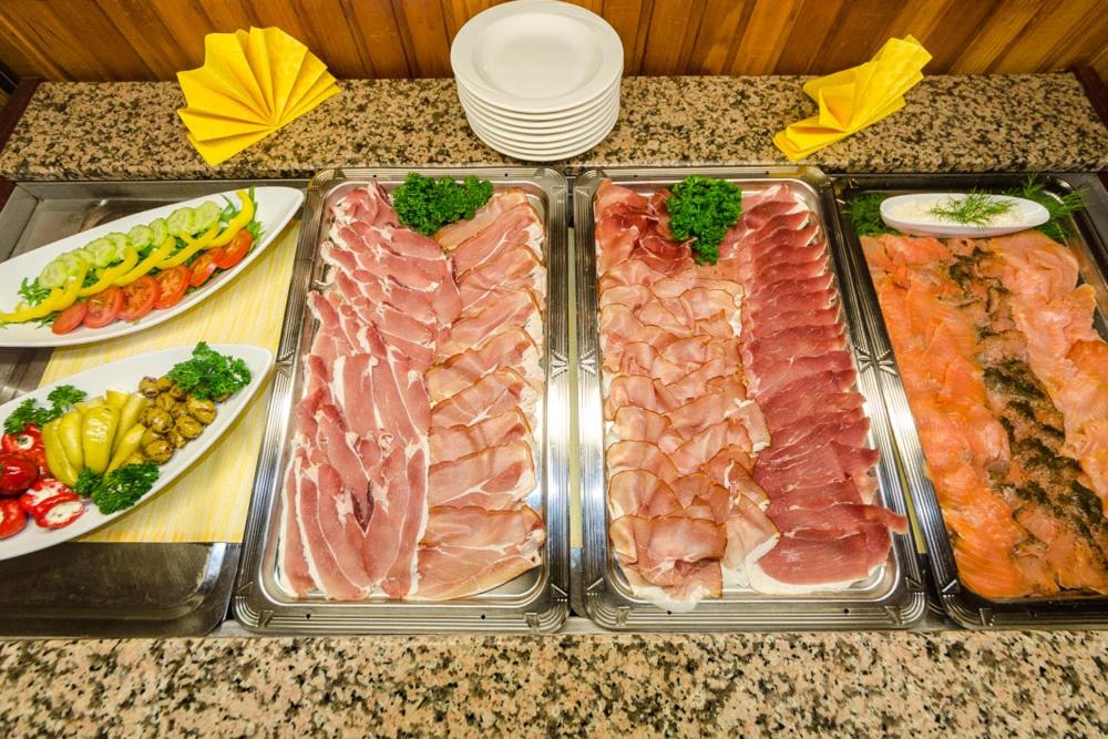 ein Buffet mit verschiedenen Arten von Fleisch und Gemüse in der Unterkunft Landhotel Hamburger Hof in Nettlingen