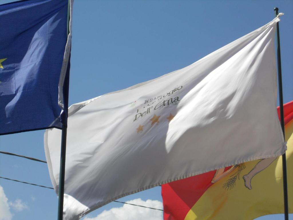 una bandera de las Filipinas y una bandera arco iris en L'Agrifoglio Dell'Etna, en Trecastagni