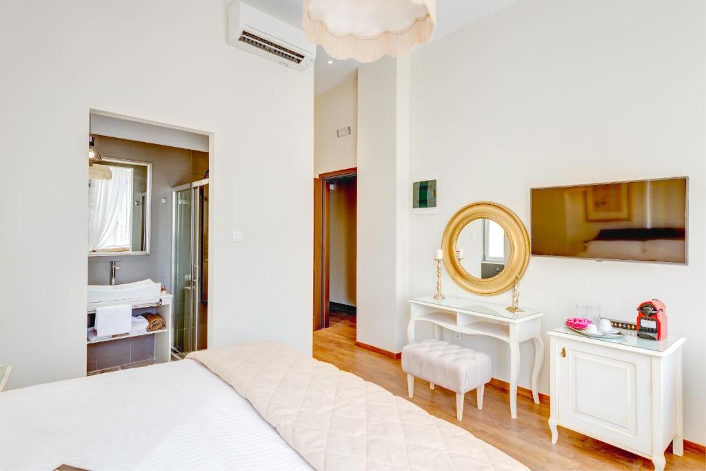 Postel nebo postele na pokoji v ubytování 1844 Suites Syros