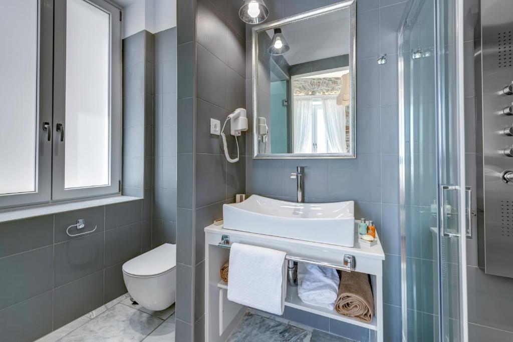 Koupelna v ubytování 1844 Suites Syros