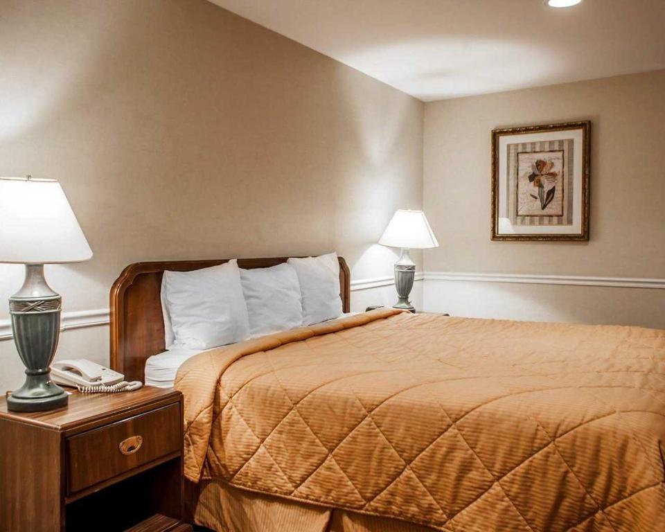 Rodeway Inn Lyons - La Grange photo