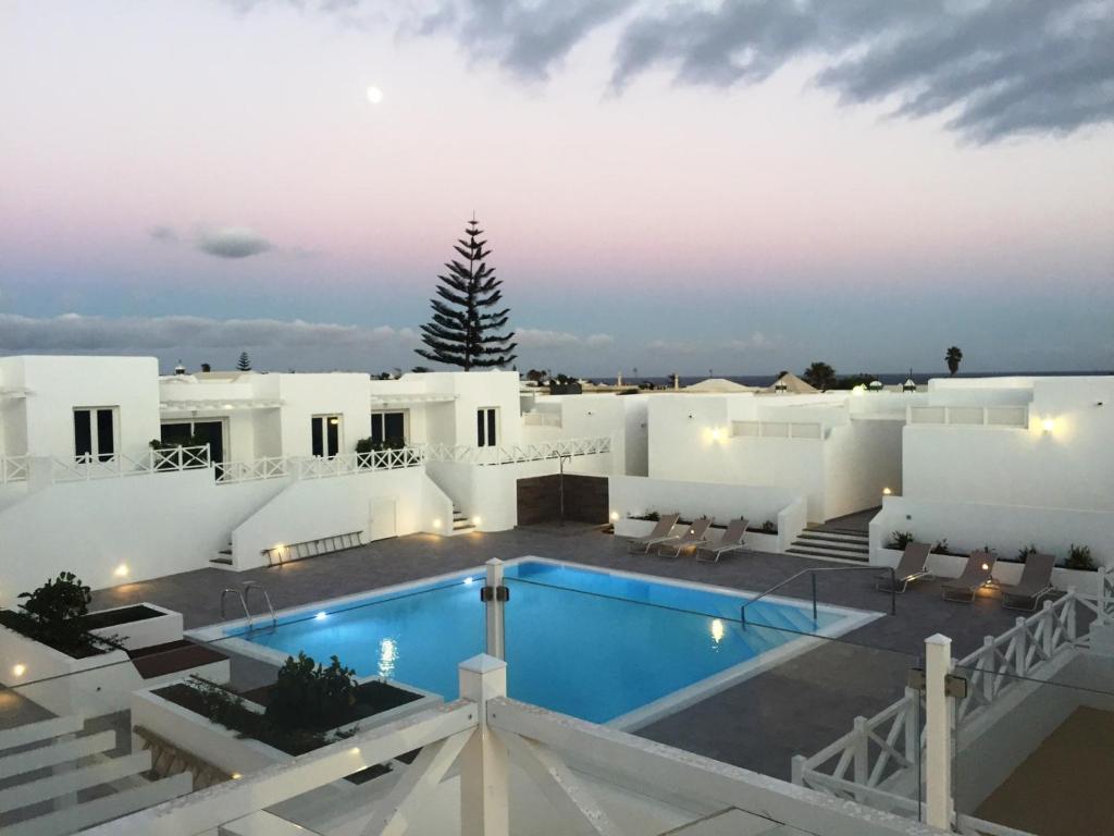 Bazén v ubytování Flower beach suites 17 nebo v jeho okolí