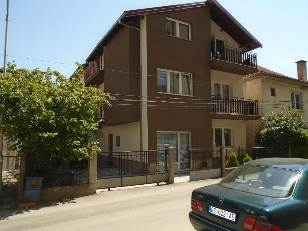 ein grünes Auto, das vor einem Haus parkt in der Unterkunft Apartment Goran in Ohrid