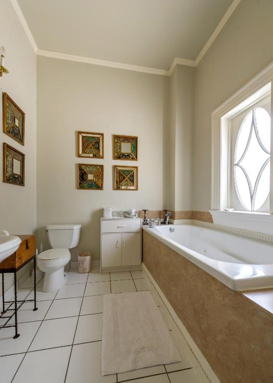 Historic Michabelle Inn - Deluxe King Room