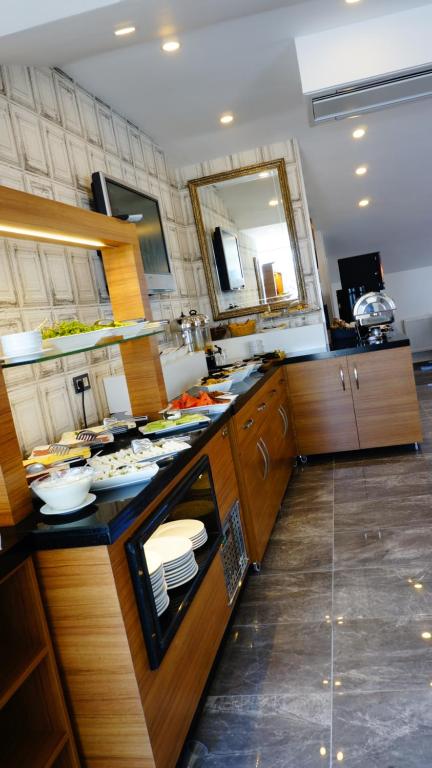 Kuchyň nebo kuchyňský kout v ubytování Helen Hotel