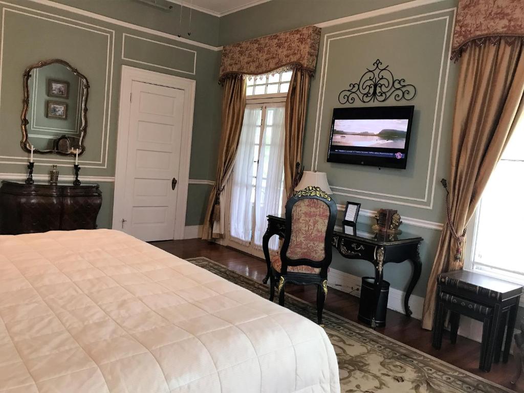 Historic Michabelle Inn - Deluxe King Room With Garden View