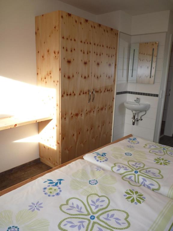 Postel nebo postele na pokoji v ubytování Ferienbauernhof Koller (Familie Hofer) - Urlaub am Bauernhof