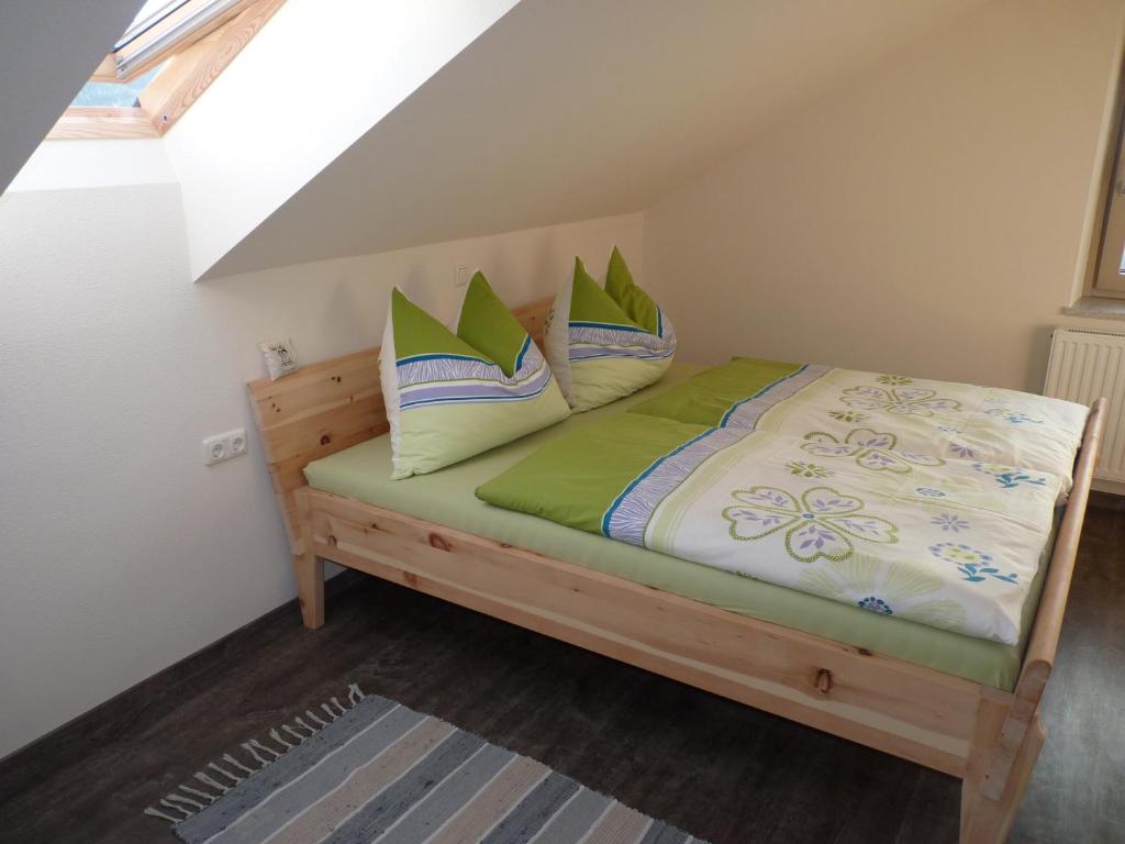 Postel nebo postele na pokoji v ubytování Ferienbauernhof Koller (Familie Hofer) - Urlaub am Bauernhof