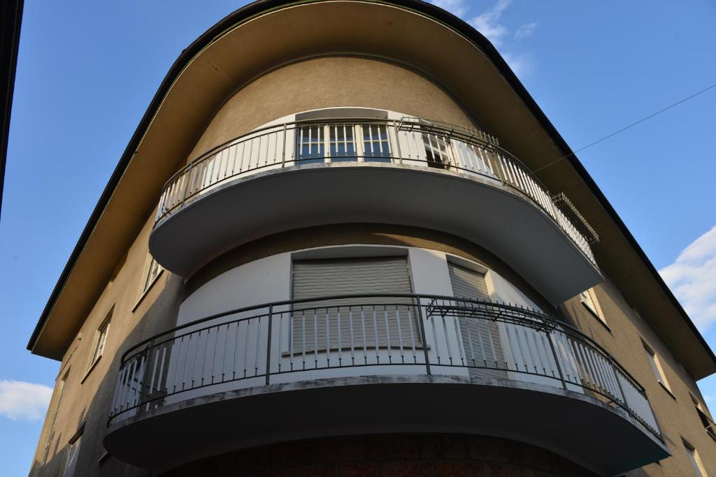 budynek z balkonem na boku w obiekcie Chez George w mieście Levico Terme