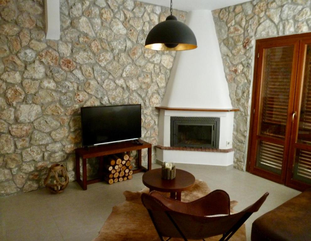TV a/nebo společenská místnost v ubytování Beach House Nikiti